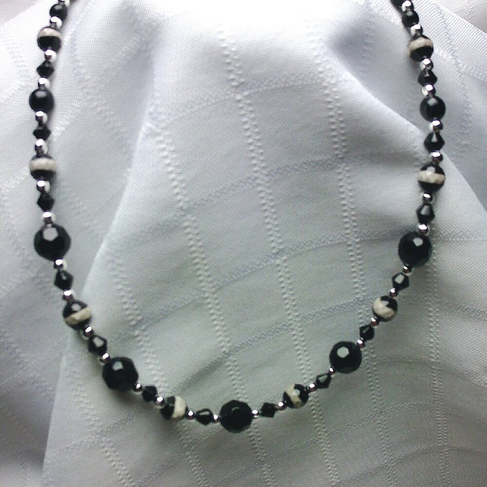 No 1279 Handmade necklace with polished stones, glass crystals, glass beads